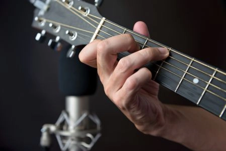 Is There a Difference Between Left and Right Handed Guitars? 2 Left Handed Guitar Strings
