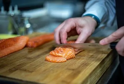 What is the Difference Between Left and Right Handed Knives? 2 Single Beveled Knife