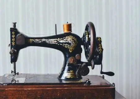 Are There Left Handed Sewing Machines? 1 Vintage Hand Crank Sewing Machine
